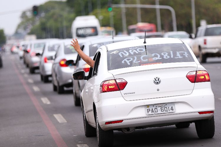 Motoristas são contra o PLC 28/2017 que regulamenta os servidos de apps de transportes