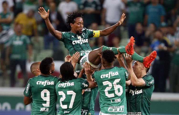 Zé Roberto é ovacionado pelos companheiros de Palmeiras, em sua última partida da carreira