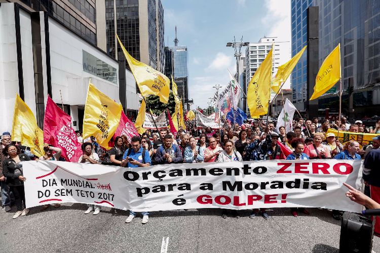Movimentos sociais e sindicais realizam protesto contra os cortes na habitação, na Avenida Paulista,