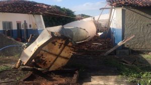 Caixa d'água em terreno vizinho caiu sobre duas salas de aula na Escola Municipal Professor Osman dos Santos Oliveira, em Nossa Senhora das Dores-SE