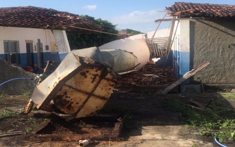 Caixa d'água em terreno vizinho caiu sobre duas salas de aula na Escola Municipal Professor Osman dos Santos Oliveira, em Nossa Senhora das Dores-SE