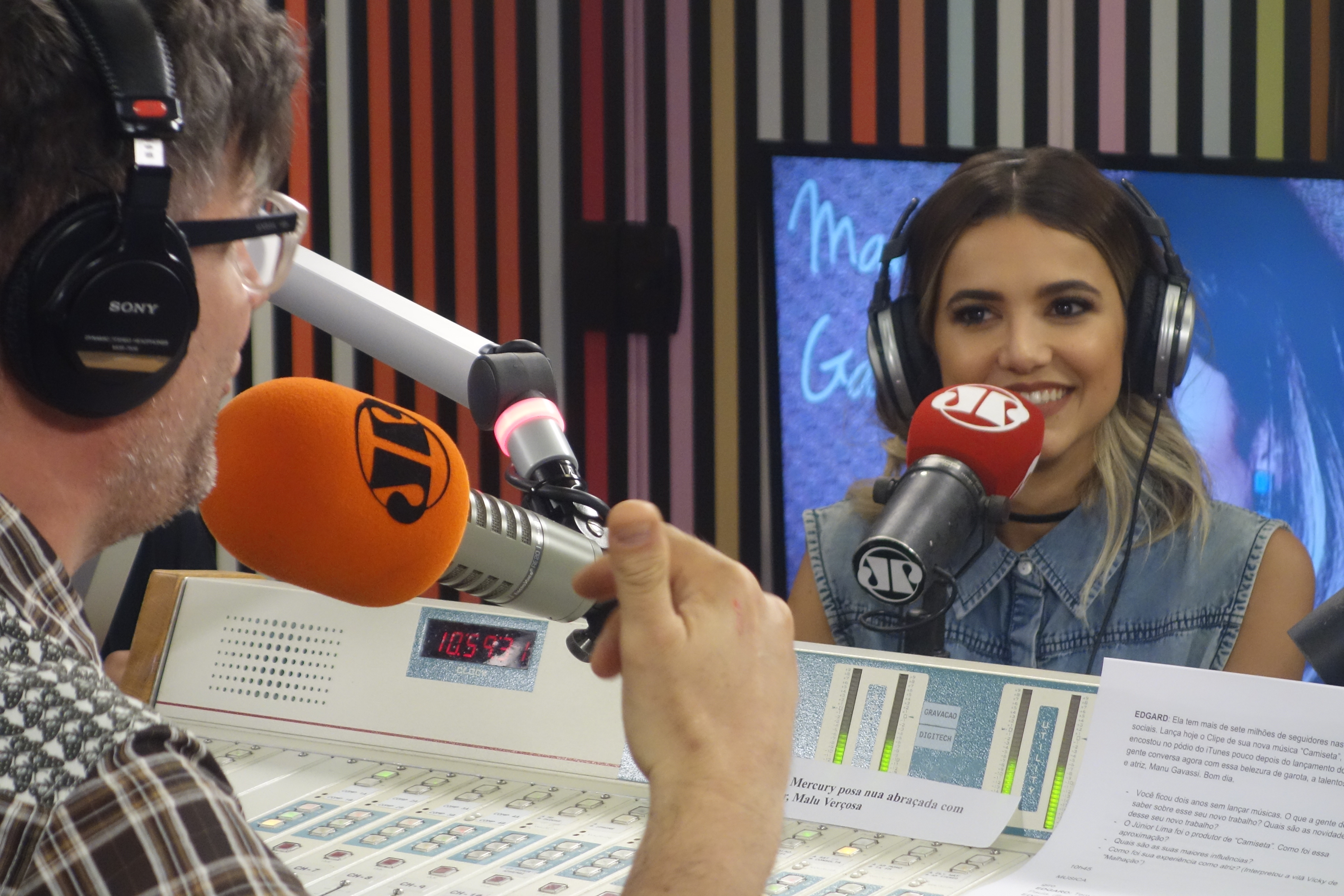 Manu cantora nua