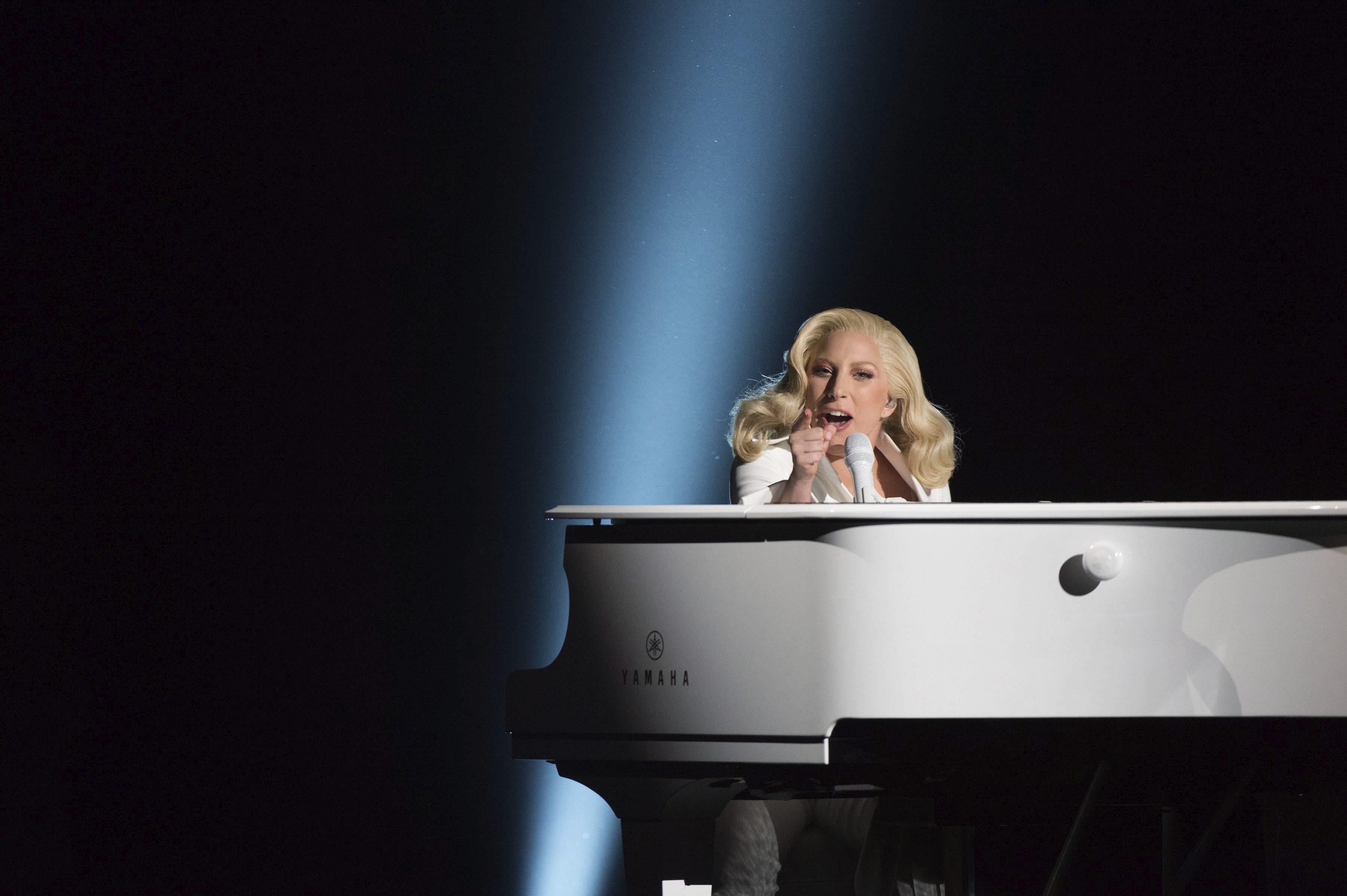 Картинка - рисунок певица с белыми волосами на сцене для детей. Lady Gaga till it happens to you Oscar.