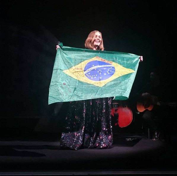 Durante show em Dublin, Adele se enrola em bandeira brasileira e promete:  sua hora vai chegar