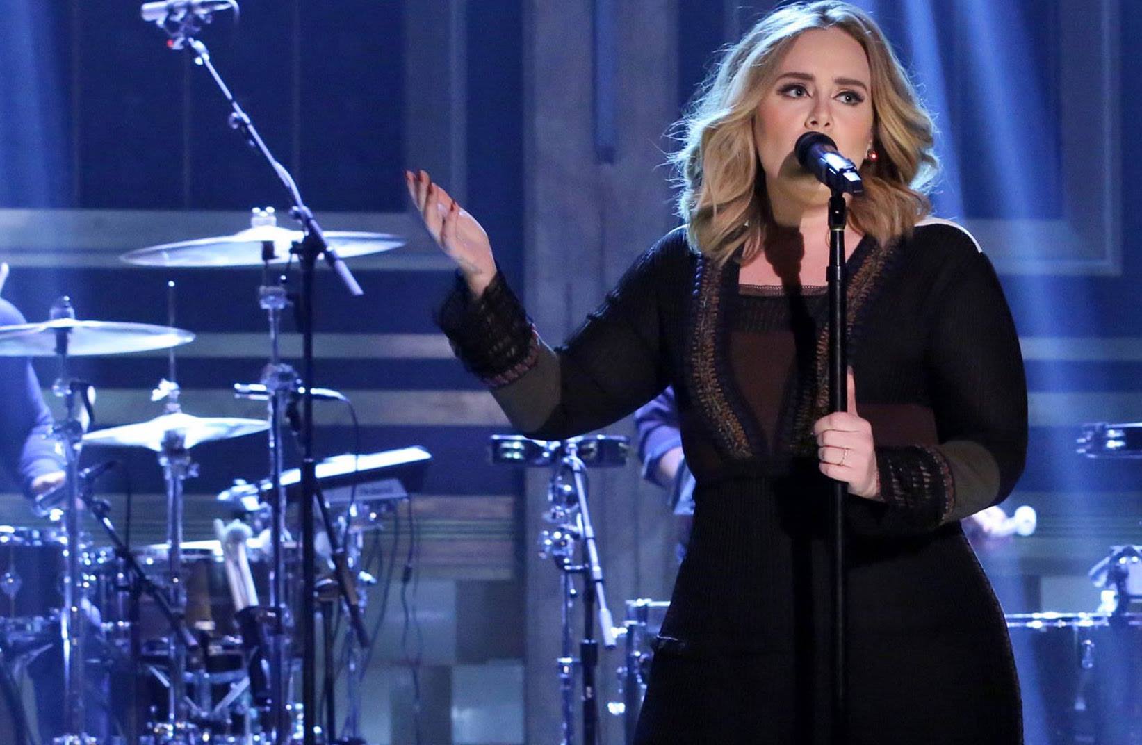 Durante show em Dublin, Adele se enrola em bandeira brasileira e promete:  “sua hora vai chegar”