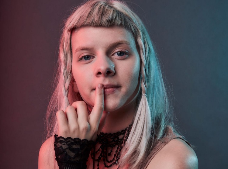 Conheça Aurora, cantora que entrou de última hora no Lollapalooza Brasil  2018