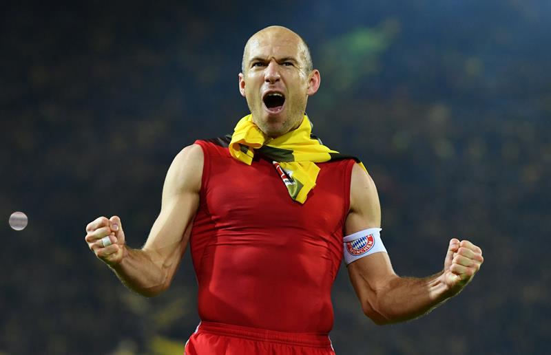 Robben comemora vitória do Bayern sobre o Borussia