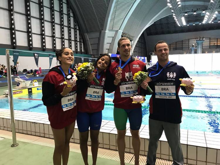 Etiene Medeiros e nadadores brasileiros em etapa da Copa do Mundo de Natação