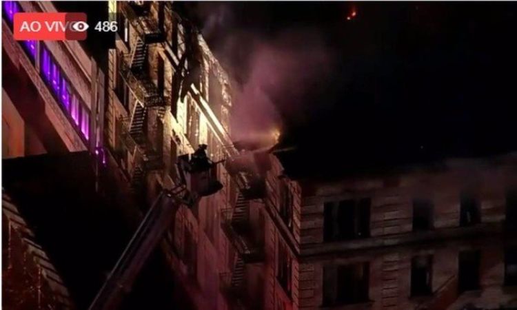 Incêndio atinge prédio em Manhattan, em Nova York