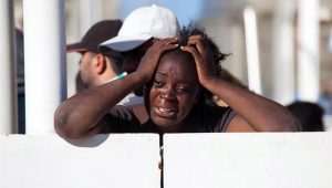 Imigrante chora no mar mediterrâneo