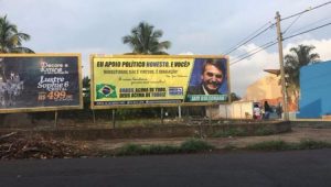 Outdoor com campanha de Bolsonaro está localizado em frente a um terreno baldio na Rua Ermelinda Corrado, em Ribeirão Preto (SP)