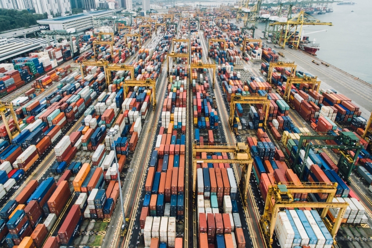 Balança comercial registra superávit de US$ 9 bilhões, mas exportações e importações retraem em outubro