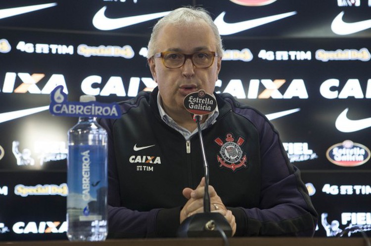Roberto de Andrade durante entrevista coletiva no Corinthians