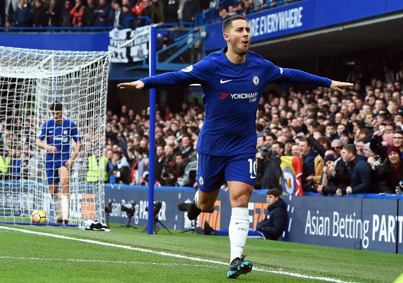 De braços abertos, Hazard comemora o seu gol pelo Chelsea