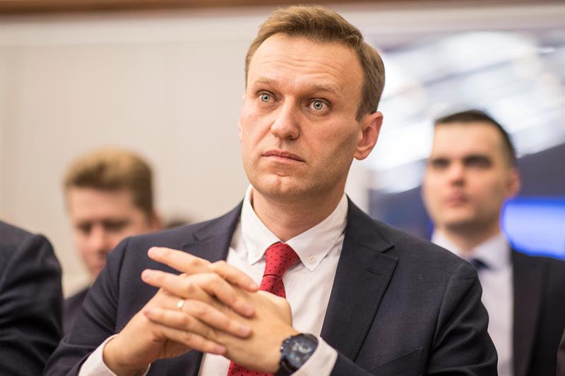 Alexei Navalny de terno