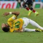Como foi a fratura na vértebra de Neymar na Copa do Mundo de 2014 e qual foi o tempo de recuperação