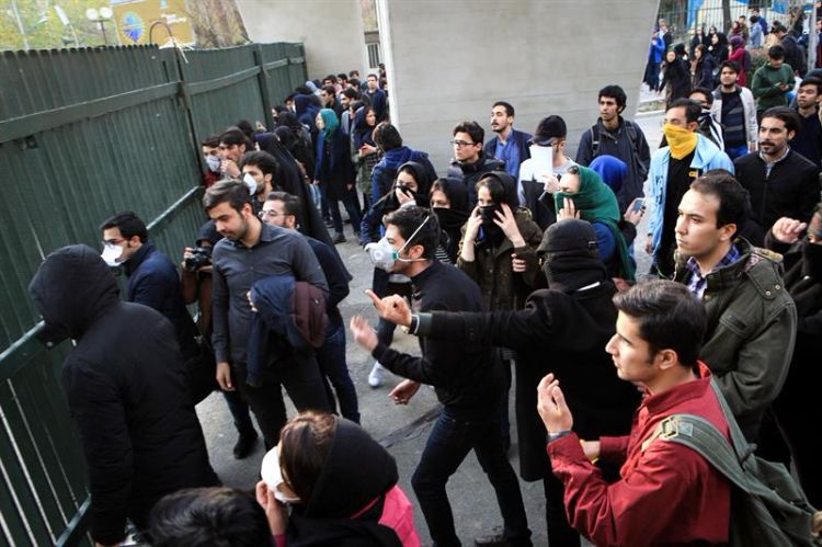 Estudantes protestam contra o governo do Irã