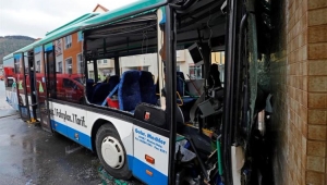 Ônibus se chocou violentamente contra muro em Eberbach, na Alemanha