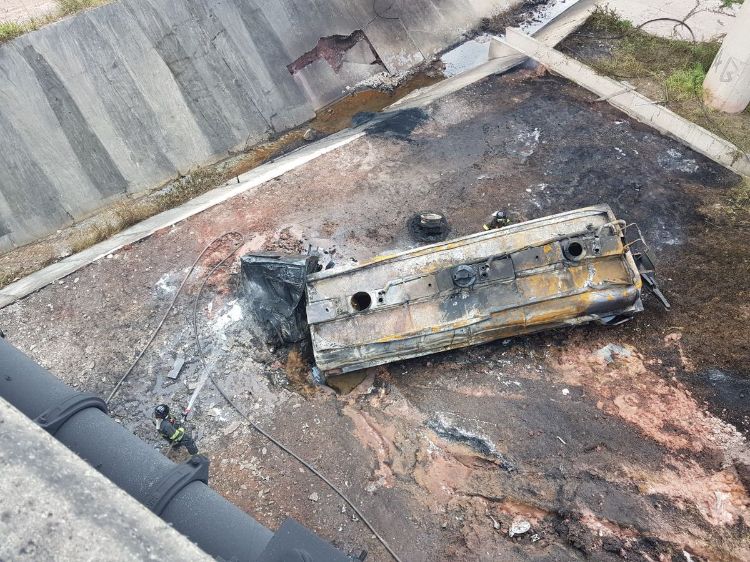 Caminhão pegou fogo ao despencar de viaduto no km 97 do Rodoanel Leste