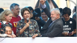 O ex-presidente Luiz Inácio Lula Silva, acompanhado da ex-presidente Dilma Rousseff e da presidente nacional do PT, senadora Gleisi Hoffmann (PR), durante ato público em sua defesa e pela democracia, na Esquina Democrática, em Porto Alegre (RS)