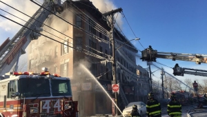 Bombeiros tentam controlar incêndio no no cruzamento das avenidas Tremon e Commonwealth Avenue, no Bronx, em Nova Yorkl