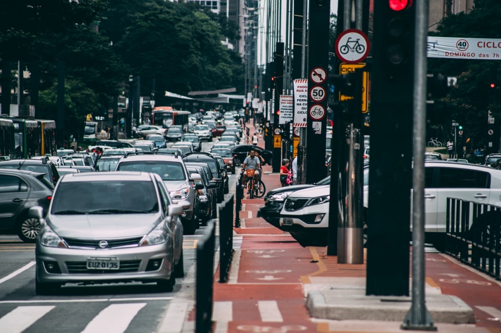 Aplicativos revolucionam mobilidade no brasil com mudança significativa de hábitos, diz pesquisa – jovem pan