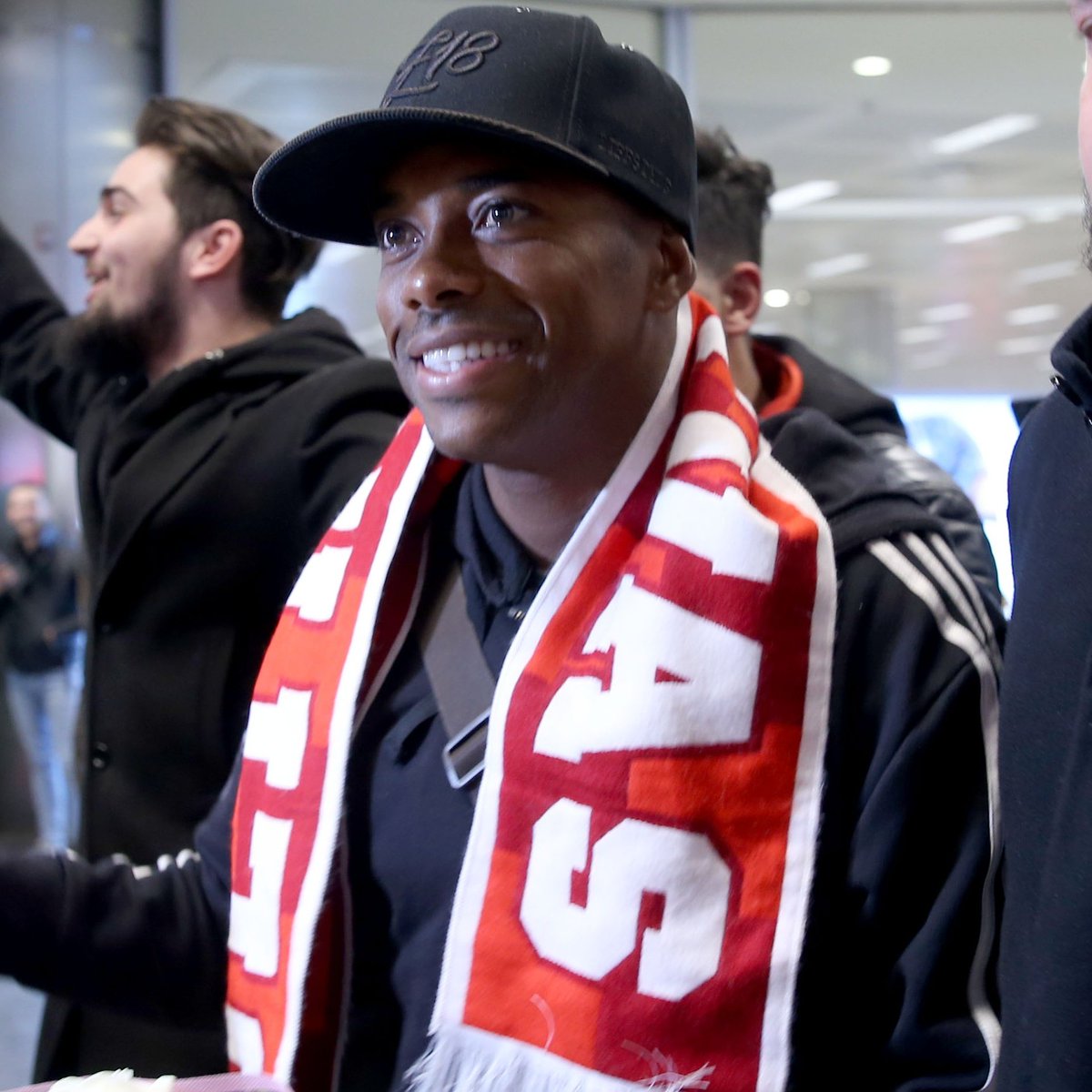 Robinho foi recebido por torcedores no aeroporto na Turquia