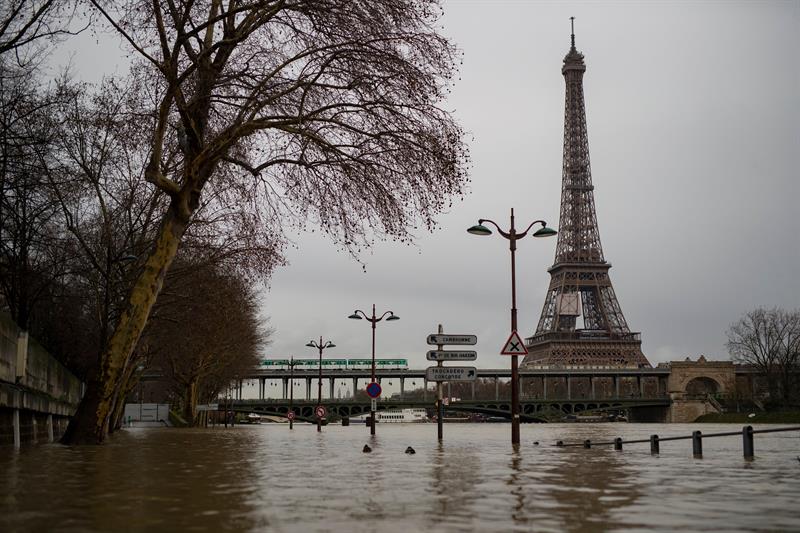 Rio Sena transborda em Paris, na França
