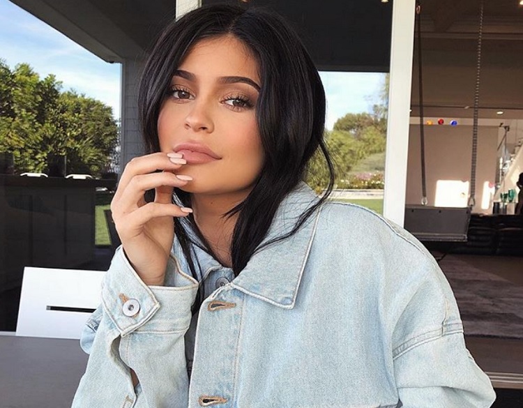 Kylie Jenner é criticada por pedir dinheiro dos fãs