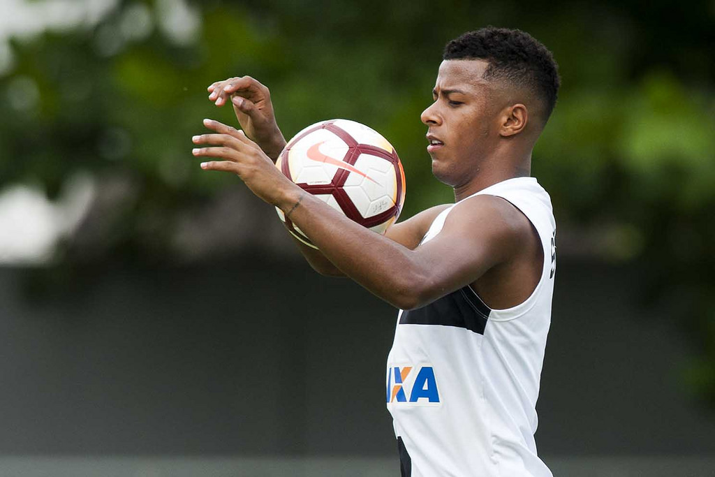 Arthur Gomes durante treino no Santos