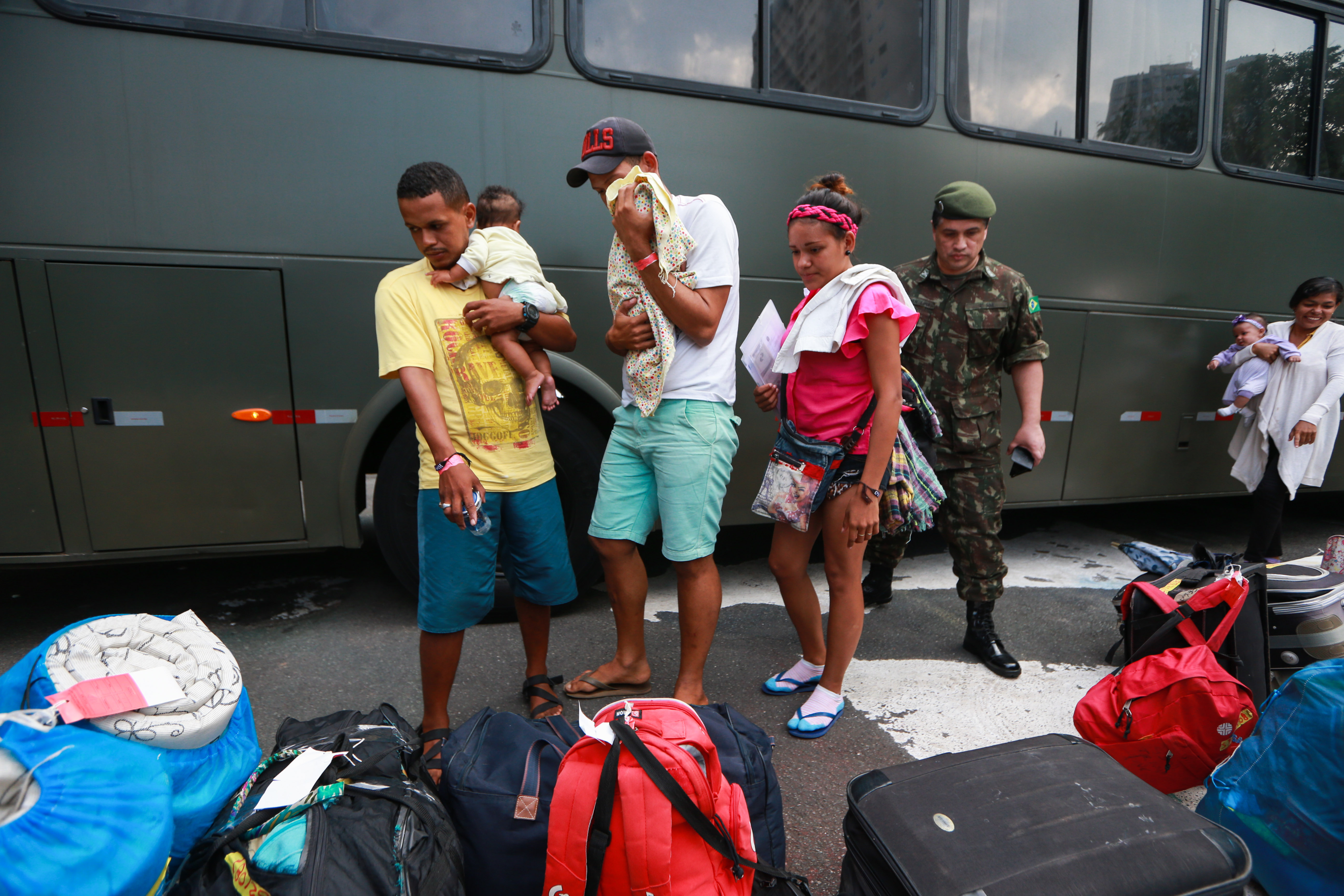 Ao menos 100 venezuelanos vindos de Roraima desembarcam em SP nesta quinta-feira