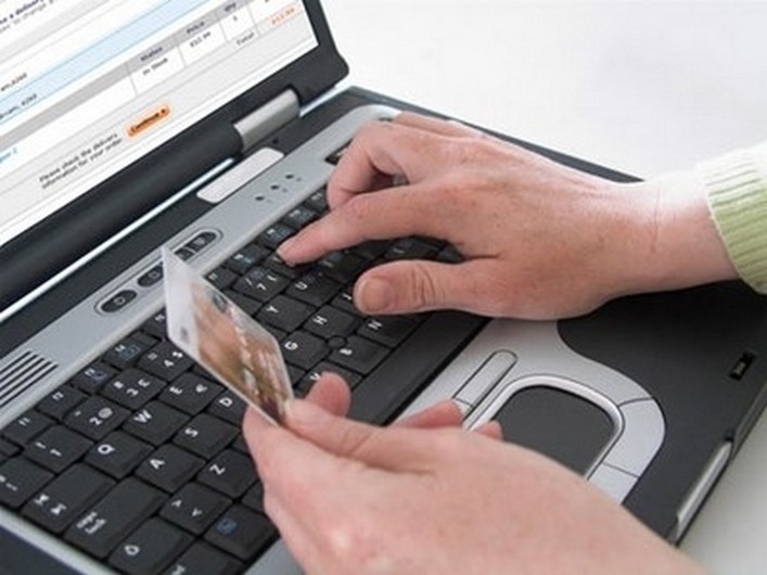 Pessoa faz compra pela internet usando um notebook