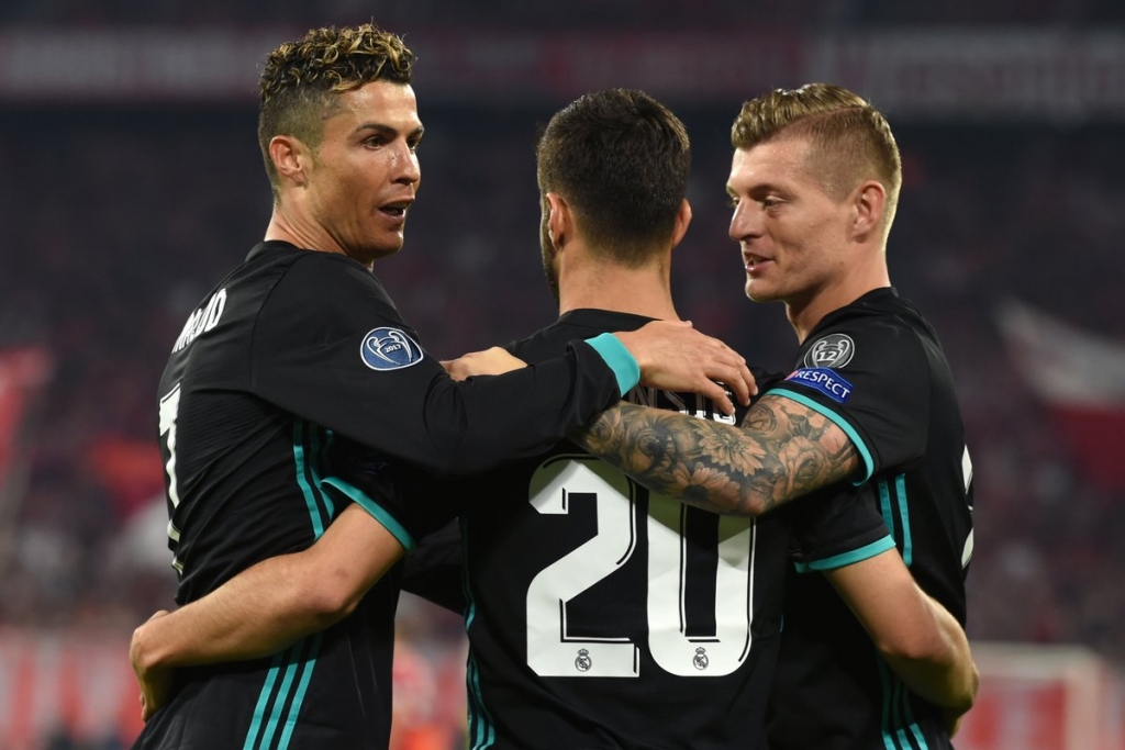 Cristiano Ronaldo e Kroos comemoram o gol marcado pelo meia Asensio, que garantiu a vitória do Real sobre o Bayern