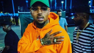 Chris Brown deixa prisão após seis dias detido por agressão a produtor musical