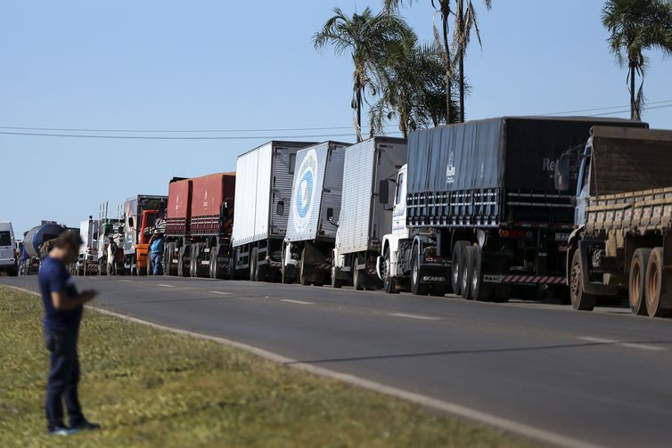 Caminhoneiros fazem protesto contra a alta no preço dos combustíveis na BR-040, próximo a Brasília em 2018