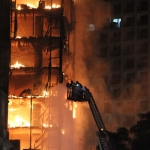 Divisórias de madeira e depósito de recicláveis alimentaram incêndio, diz secretário