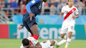 Pogba disputando bola durante partida entre França e Peru pela Copa do Mundo de 2018