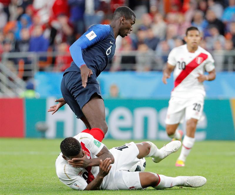 Pogba disputando bola durante partida entre França e Peru pela Copa do Mundo de 2018