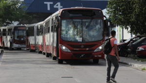 Revoltados com a paralisação dos ônibus, passageiros depredam veículos em Manaus