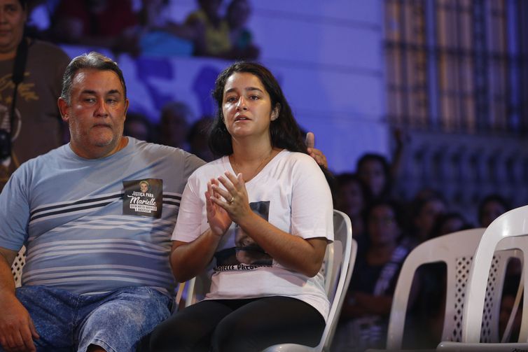 Ágatha Reis, viúva de Anderson Gomes, participa de homenagem ao motorista no centro do Rio de Janeiro