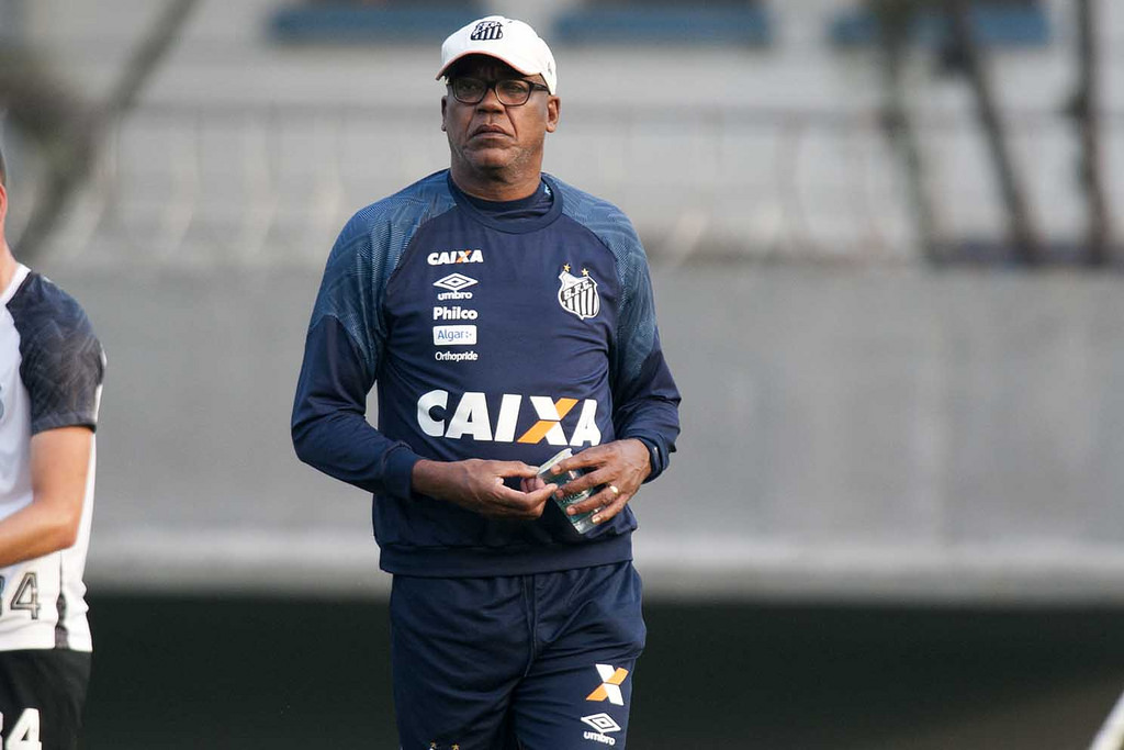 Serginho Chulapa comanda o treino do Santos no CT Rei Pelé