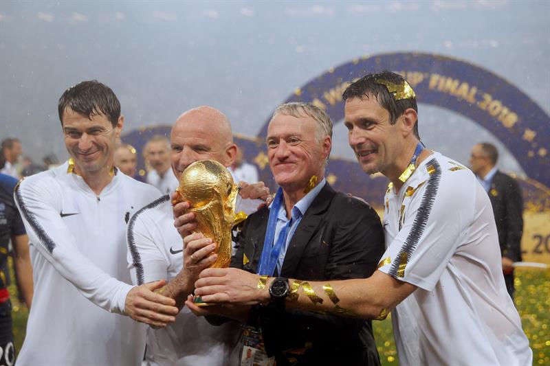 Deschamps iguala Zagallo e Beckenbauer ao vencer Copa como jogador e técnico