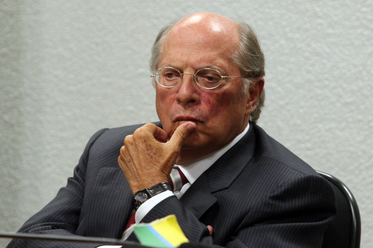 O ex-ministro da Justiça, Miguel Reale Júnior, com cara de sério e mão no queixo