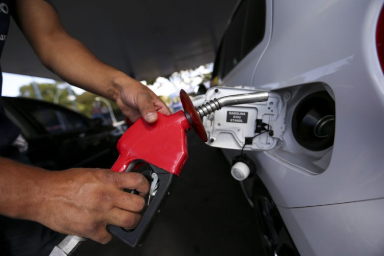 Gasolina cai pela terceira semana seguida e recua a R$ 5,26 por litro, menor patamar desde fevereiro