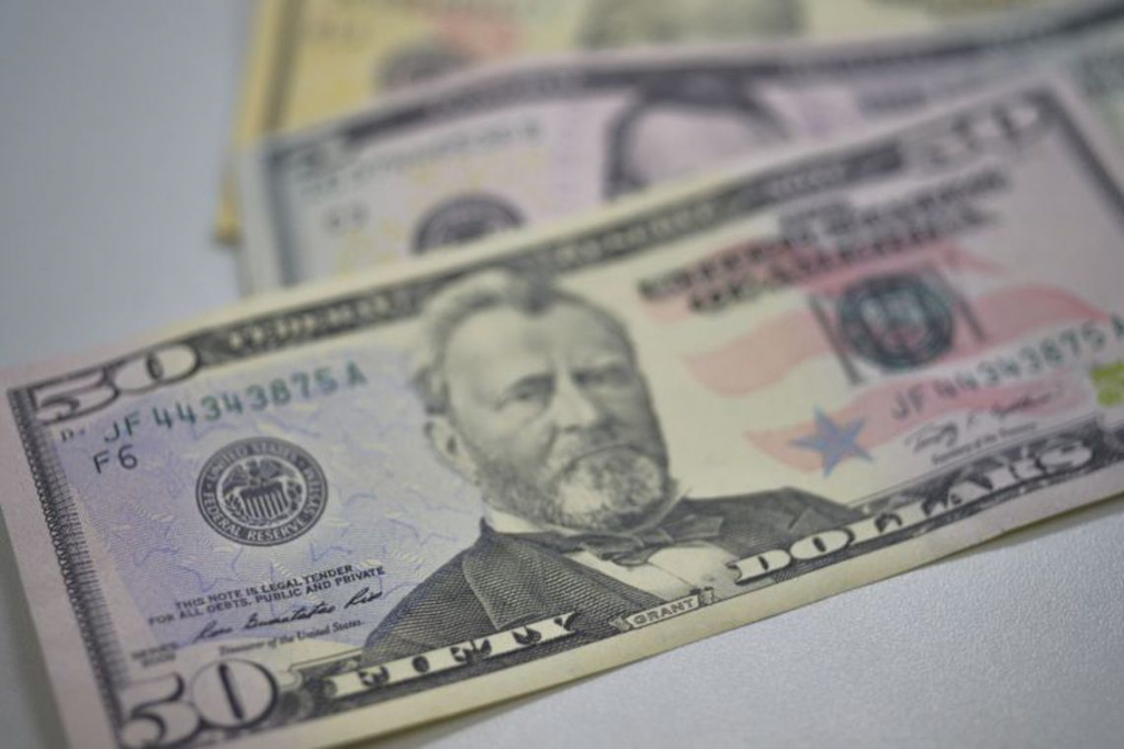 Dólar volta a fechar a semana acima de R$ 5 com investidores avaliando riscos políticos domésticos