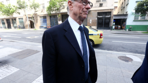 Carlos Arthur Nuzman anda em rua a caminho de audiência judicial