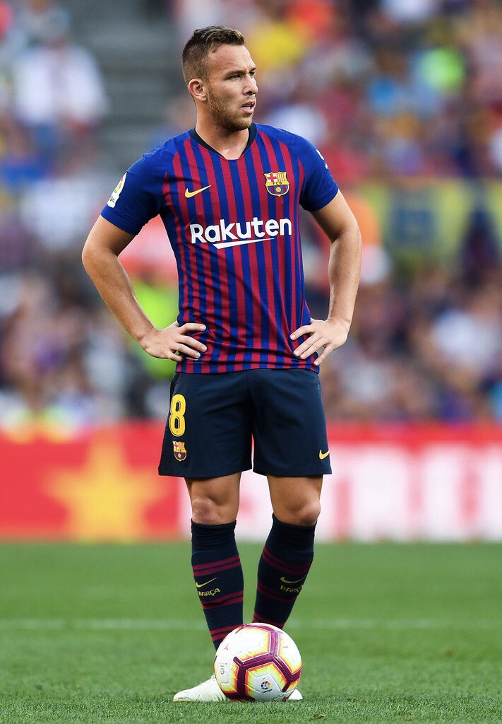Quem é o atual camisa 8 do Barcelona?