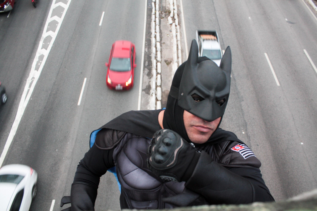 Batman' protesta contra a corrupção na Marginal Pinheiros | Jovem Pan