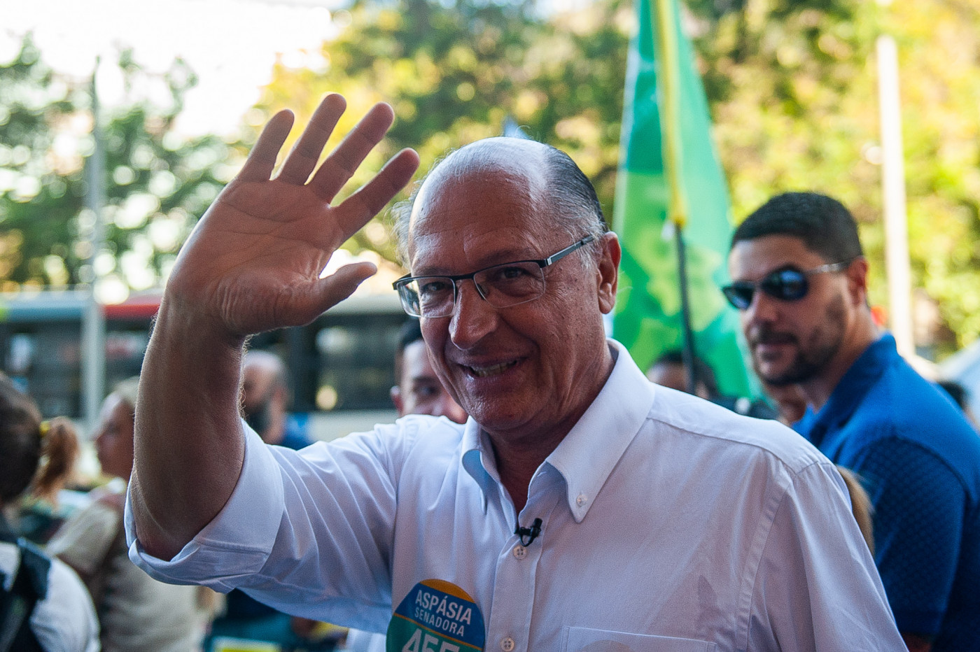 Geraldo Alckmin acenando