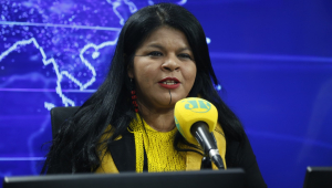 Sônia Guajajara fala em microfone da Jovem Pan
